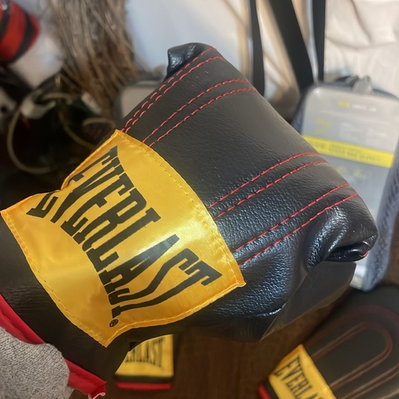 2 Pair Everlast Training Gloves - Picture 4 of 5